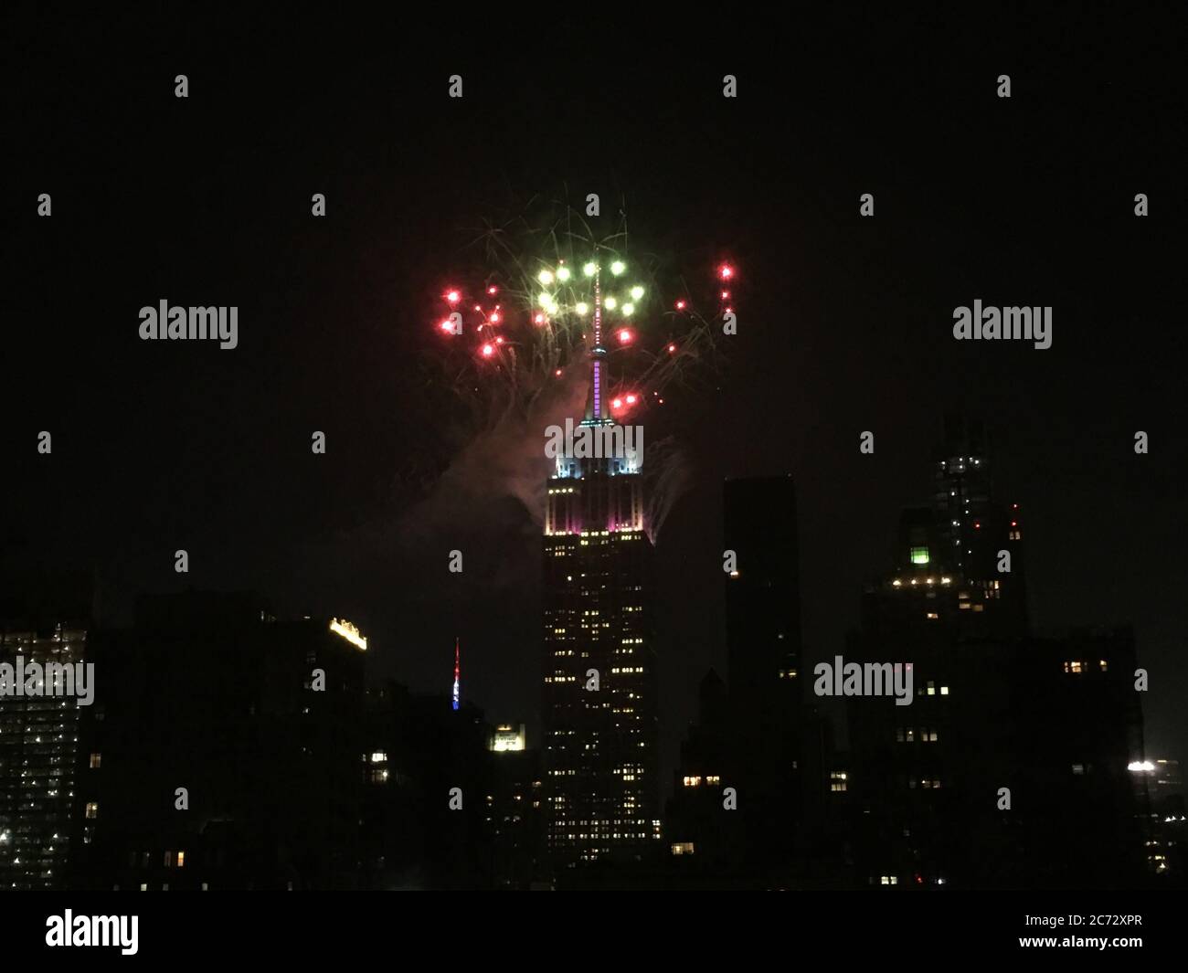 I fuochi d'artificio esplodono dall'Empire state Building, sabato 4 luglio 2020, nel quartiere di Manhattan a New York. Foto Stock