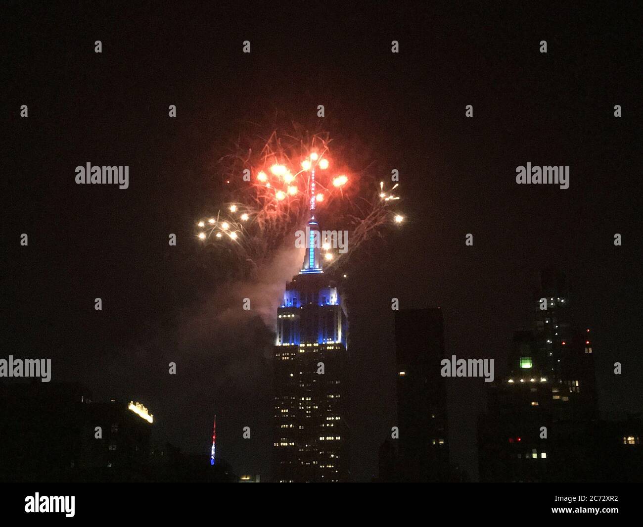 I fuochi d'artificio esplodono dall'Empire state Building, sabato 4 luglio 2020, nel quartiere di Manhattan a New York. Foto Stock