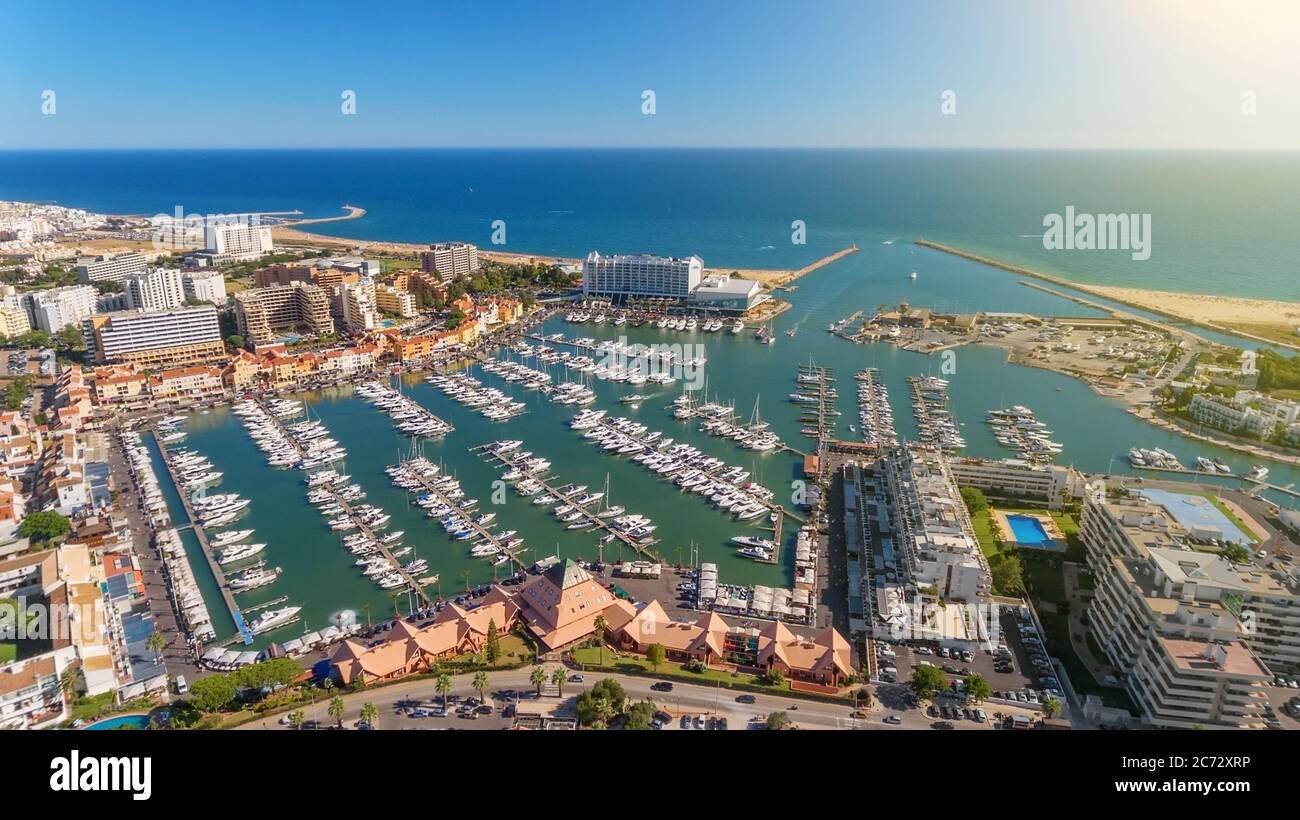 Foto aerea della baia, Vilamoura, Quarteira, Portogallo. Marina con yacht di lusso. Foto Stock