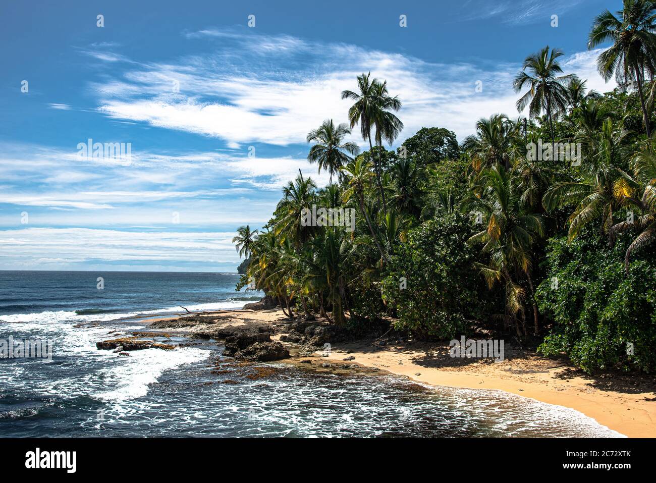 Spiaggia dei caraibi selvaggi, giungla selvaggia Spiaggia della foresta pluviale, Manzanillo Puerto Viejo Costa Rica, America Latina Centrale cielo blu mare oceano, Miss può punto Foto Stock