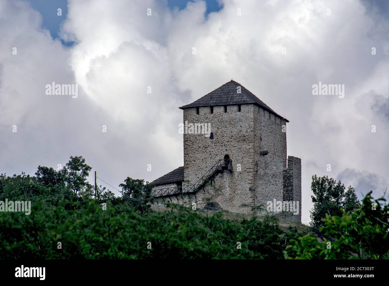 VRSAC, Serbia, 20 giugno 2020. La vecchia torre del castello si trova sulla cima di una collina sopra la città di Vrsac. La torre è stata costruita nel 15 ° secolo e wa Foto Stock