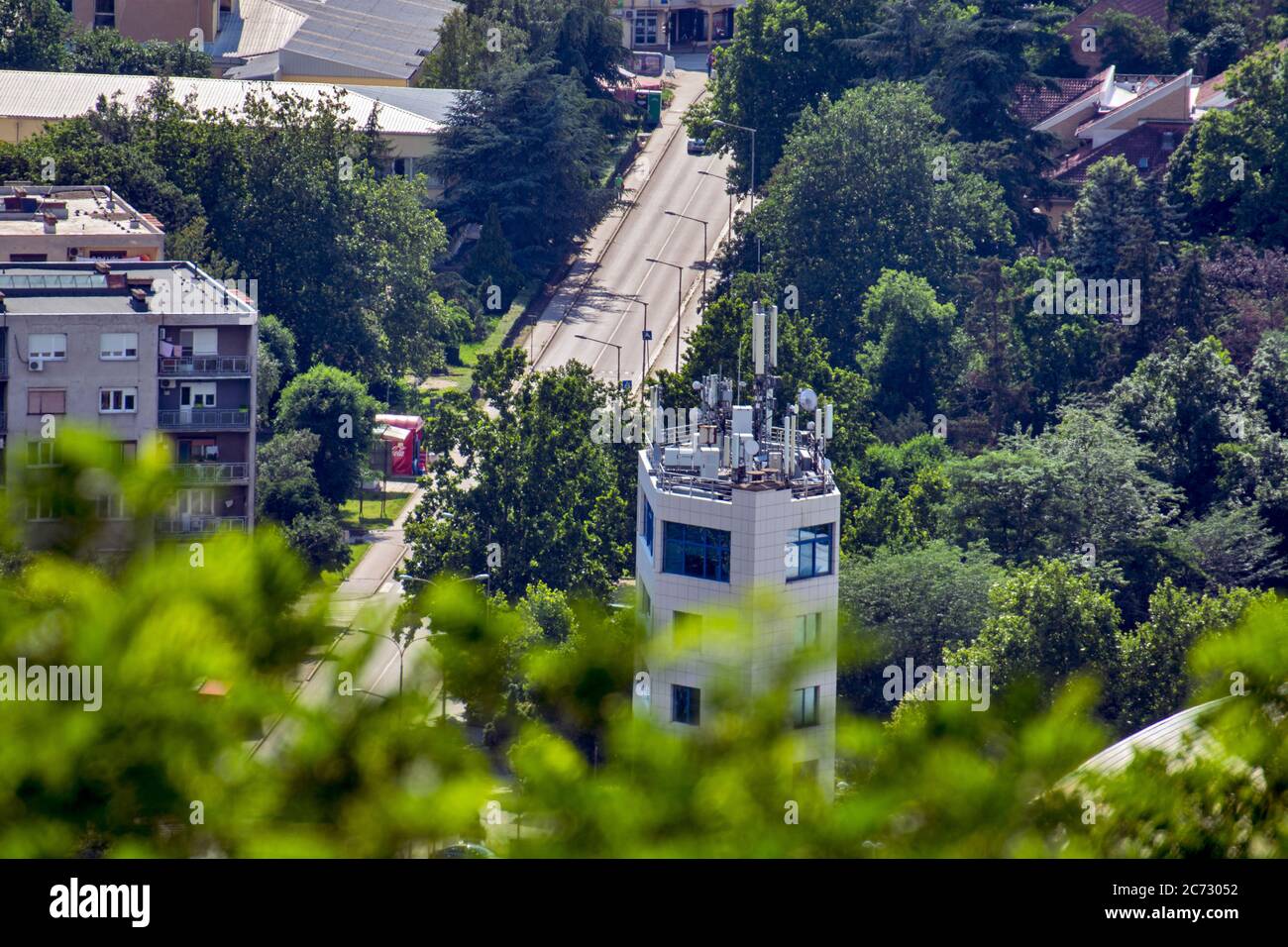 VRSAC, Serbia, 20 giugno 2020. Una torre dal centro sportivo e la sala 'millennio', dove ci sono molti ripetitori di ricezione e trasmissione di b Foto Stock
