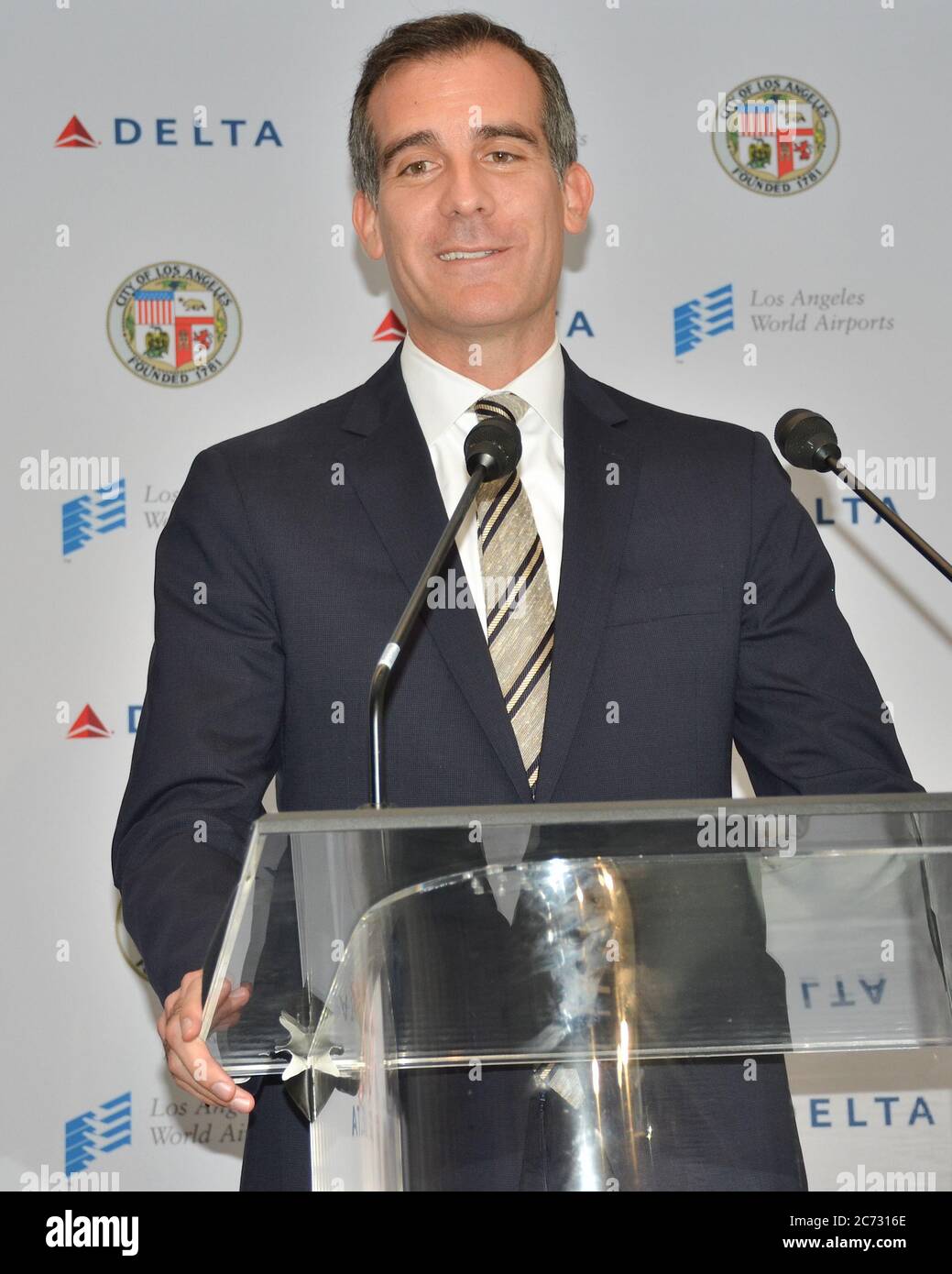 10 giugno 2015, Los Angeles, California, USA: Eric Garcetti partecipa alla Delta Air Lines svelando la revisione da 229 milioni di dollari del Terminal 5 (T5) all'aeroporto internazionale di Los Angeles. (Immagine di credito: © Billy Bendight/ZUMA Wire) Foto Stock