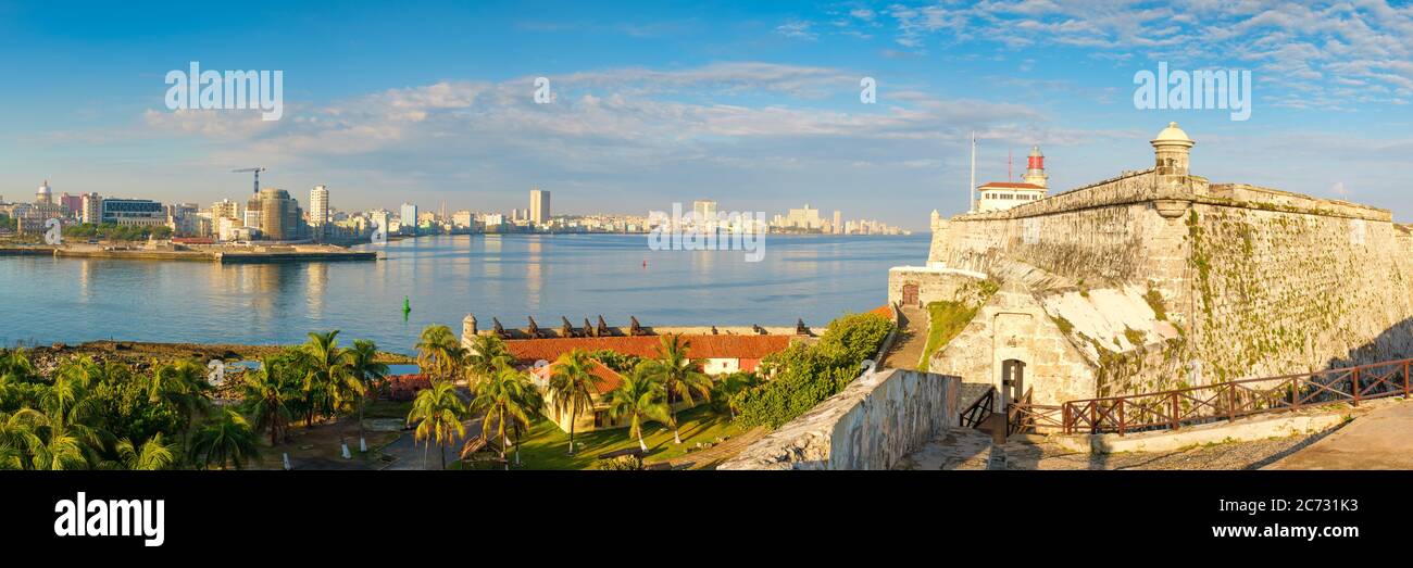 Vista panoramica ad alta risoluzione della città di l'Avana, della baia e del faro di El Morro Foto Stock
