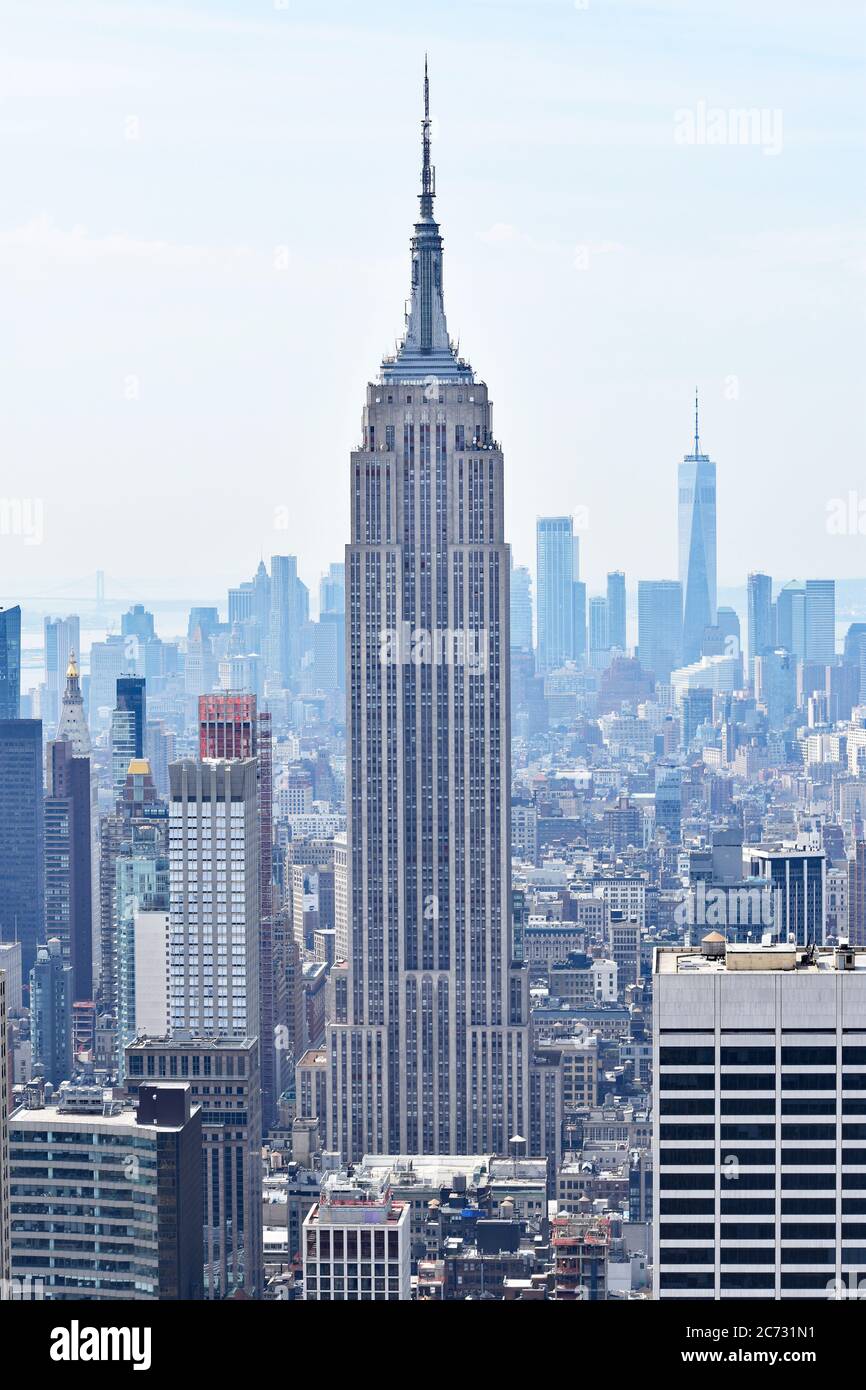 Vista dall'attrazione turistica Top of the Rock di New York, che si affaccia a sud fino all'Empire state Building. Foto a lunghezza intera con skyline del centro. Foto Stock