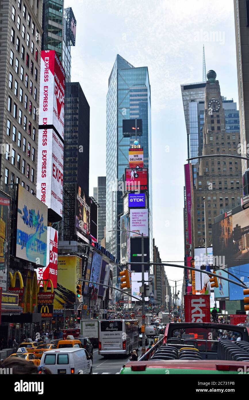 Times Square durante il giorno pieno di traffico. Immagine della 7th Avenue che guarda a sud fino alla zona principale della piazza. I cartelli pubblicitari sono visibili. Foto Stock