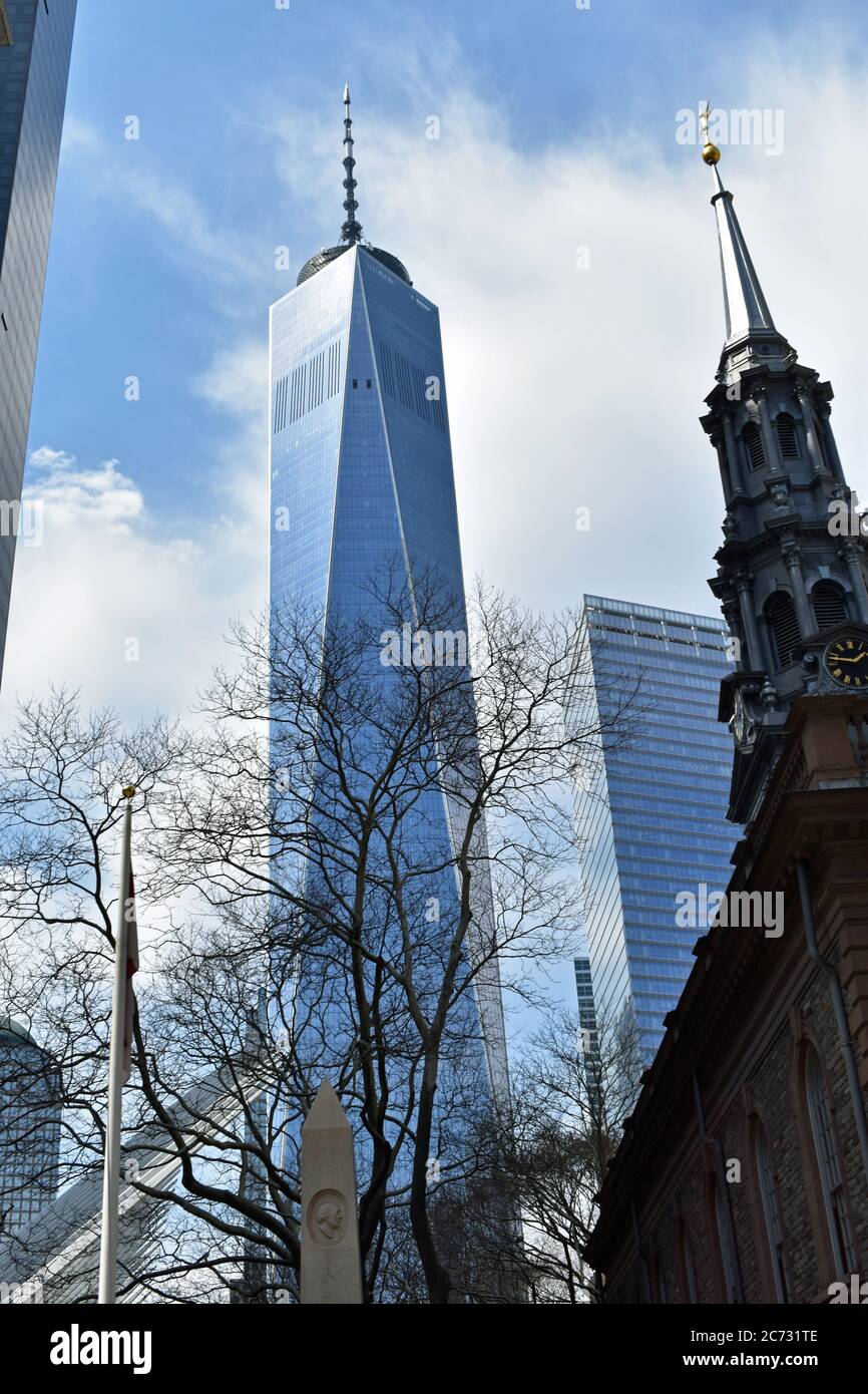 Un World Trade Center visto da dietro un albero e la guglia della cappella di St Pauls a Broadway a Lower Manhattan, New York City. Foto Stock