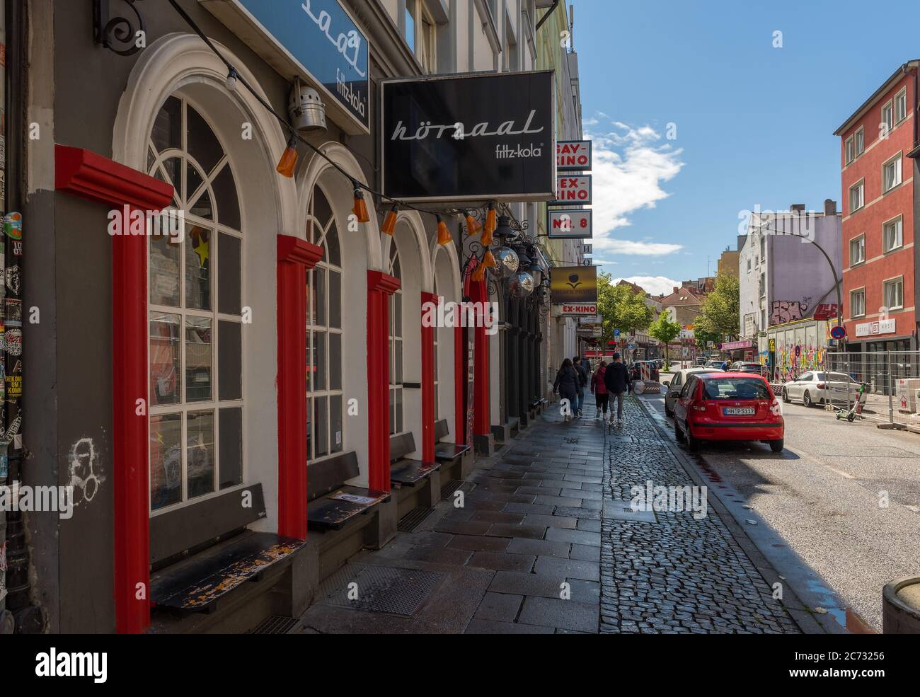 Vista su una strada con alcuni bar nel quartiere a luci rosse del quartiere di Amburgo di St. Pauli Foto Stock