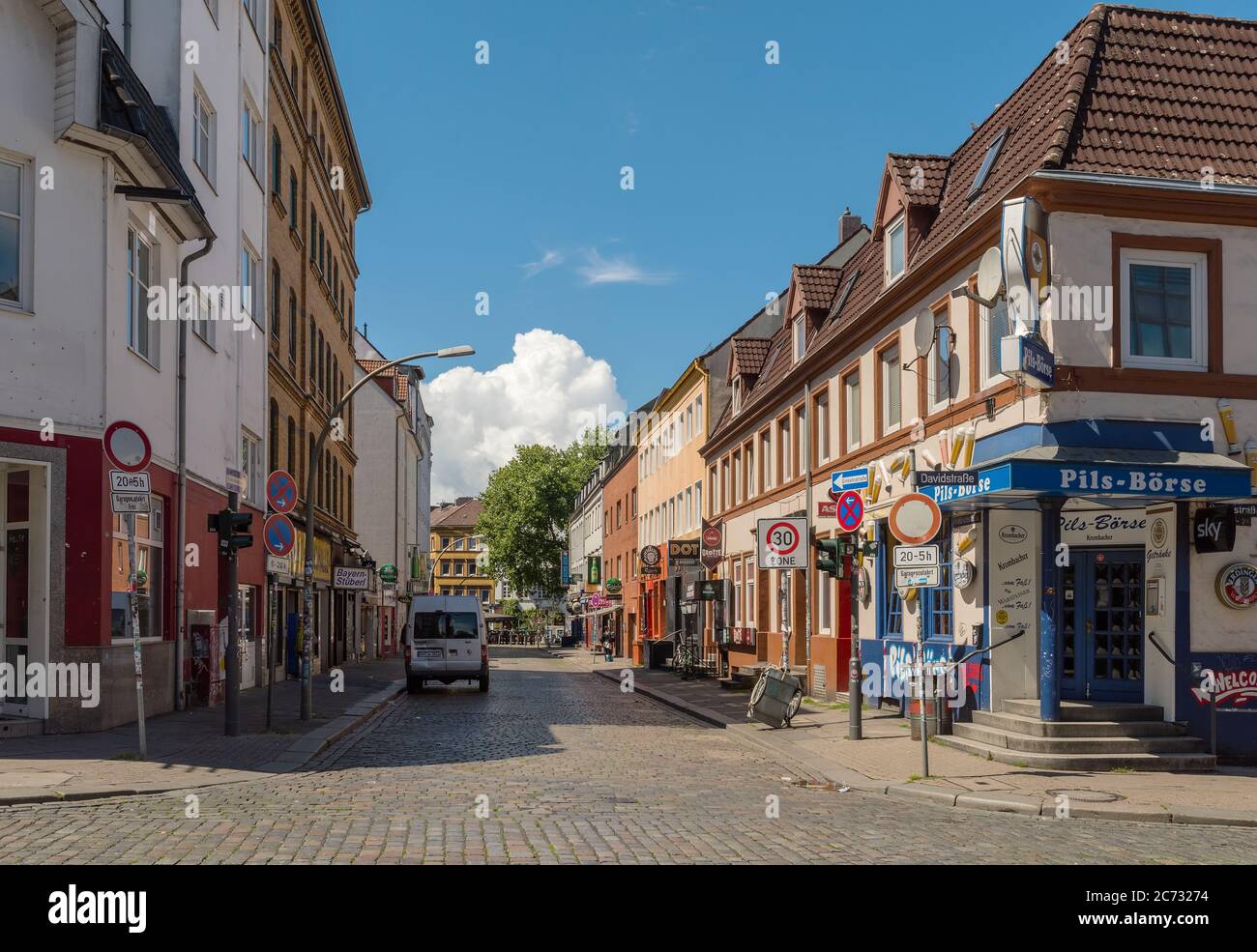 Vista su una strada con alcuni bar nel quartiere a luci rosse del quartiere di Amburgo di St. Pauli Foto Stock