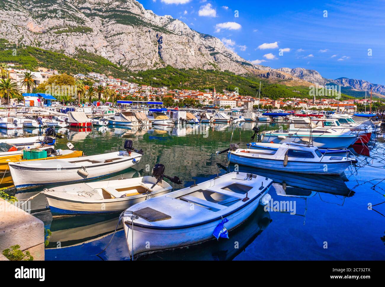 Croazia vacanze estive - famosa costa adriatica - Makarska riviera in Dalmazia. Incantevole marina con barche da pesca. Foto Stock