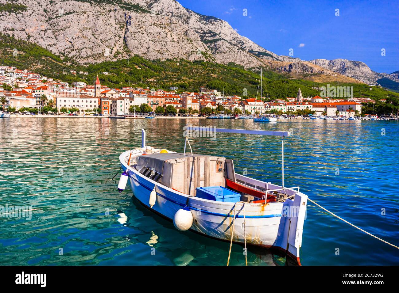 Croazia vacanze estive - famosa costa adriatica - Makarska riviera in Dalmazia. Incantevole marina con barche da pesca. Foto Stock