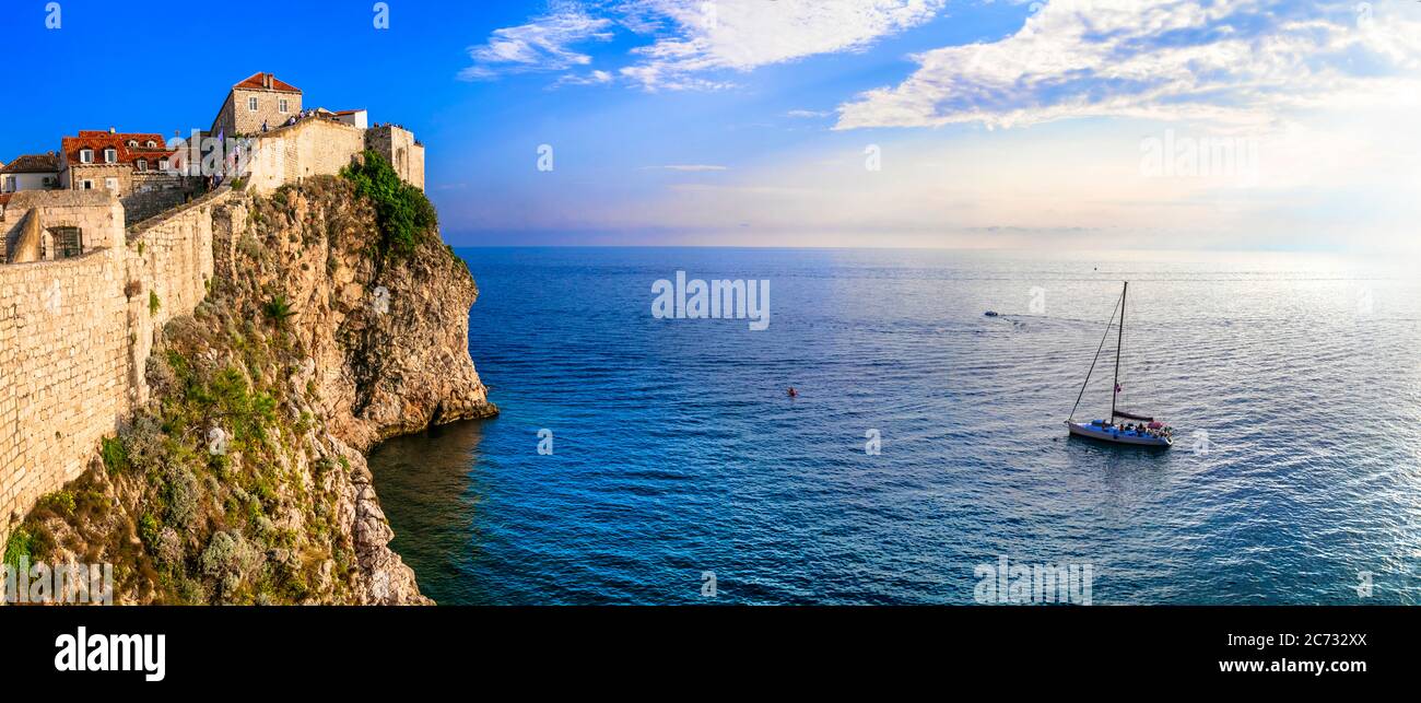 Croazia viaggio. Antica città di Dubrovnik. Meta turistica e turistica popolare. Vista delle mura fortificate e del castello Foto Stock