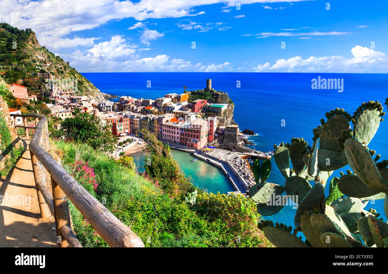 Viaggi e monumenti in Italia - meraviglioso villaggio di pescatori tradizionale Vernazza sulla costa ligure.Famous 'cinque terre' Foto Stock