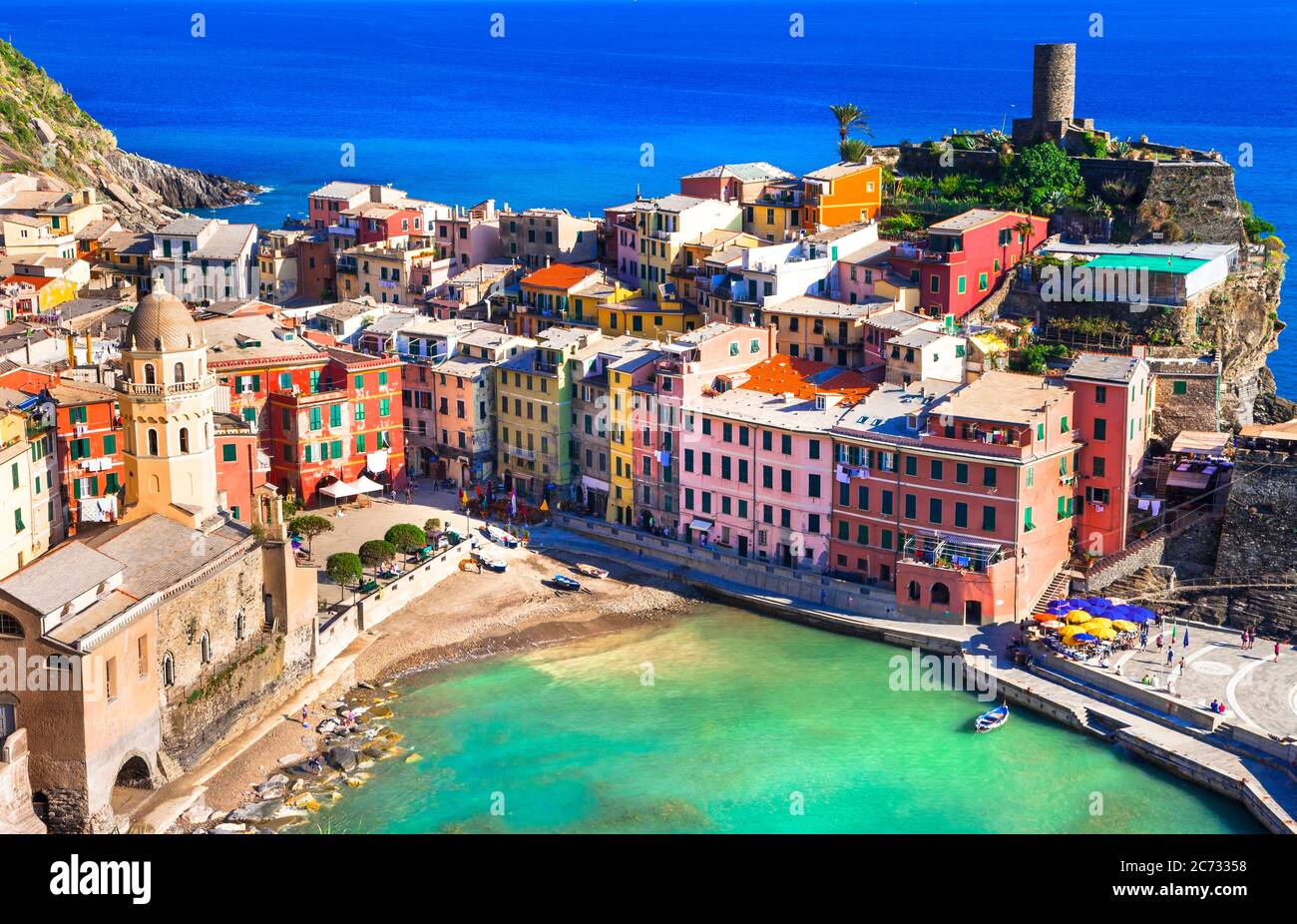 Viaggi e monumenti in Italia - bellissimo villaggio di pescatori tradizionale Vernazza sulla costa ligure. Famoso parco nazionale delle cinque terre Foto Stock