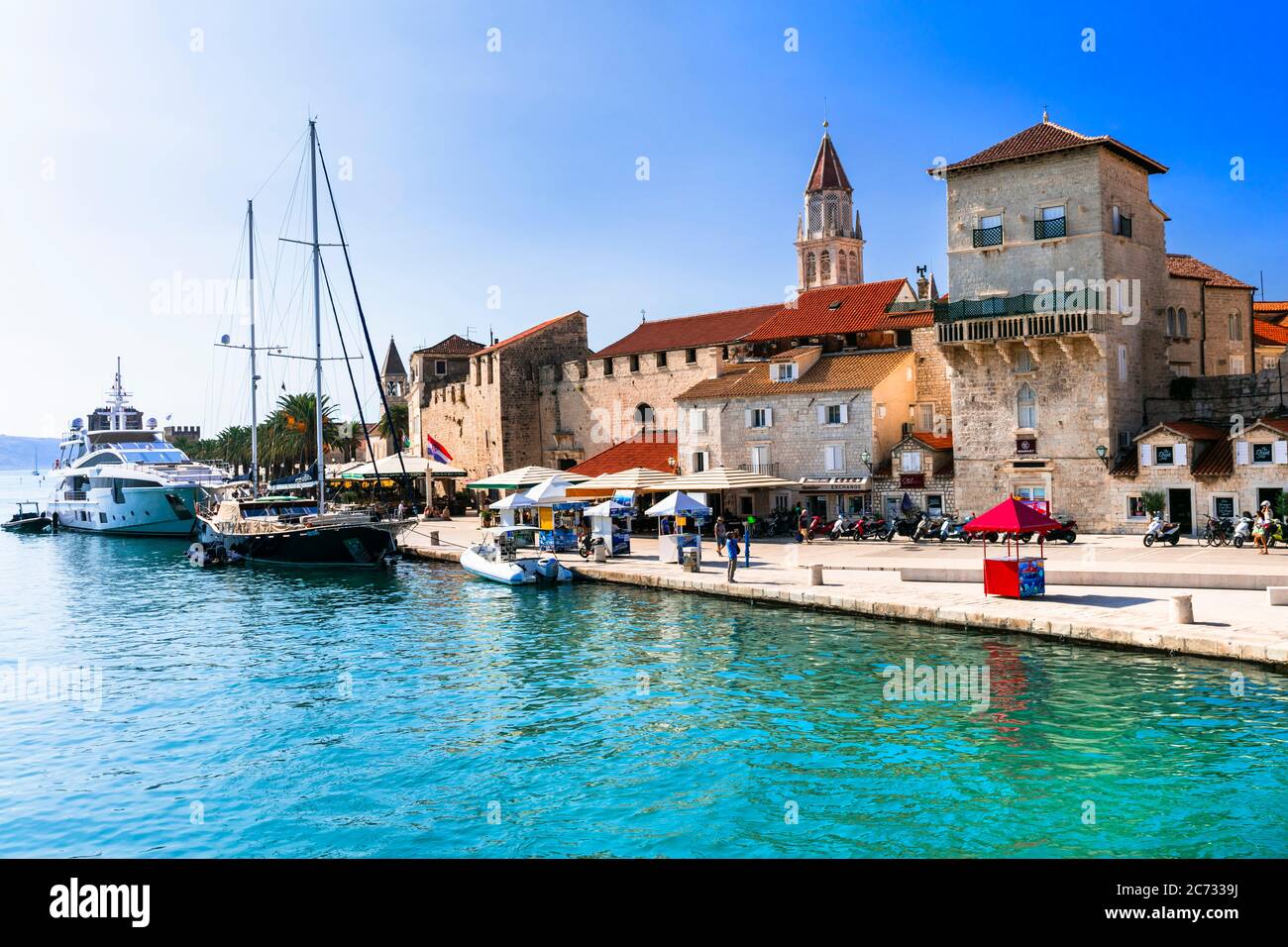 Trogir città in Croazia, popolare destinazione turistica in Dalmazia. Centro storico e marina. 11.09.2019 Foto Stock