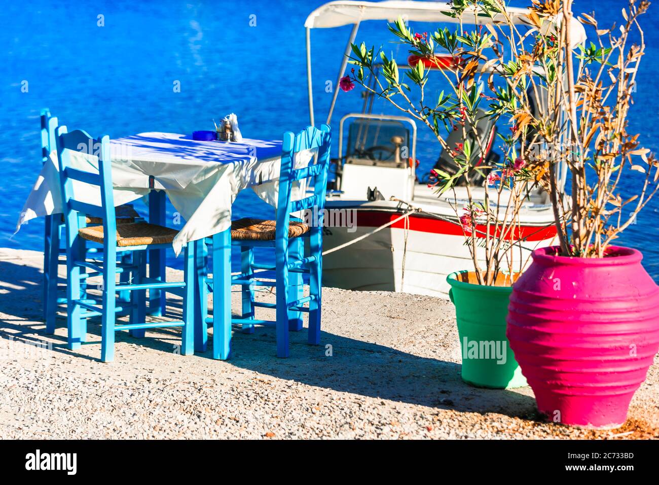 Affascinanti taverne tradizionali (ristoranti) sul mare della Grecia - Pantelli spiaggia, Leros. Dodecanese Foto Stock