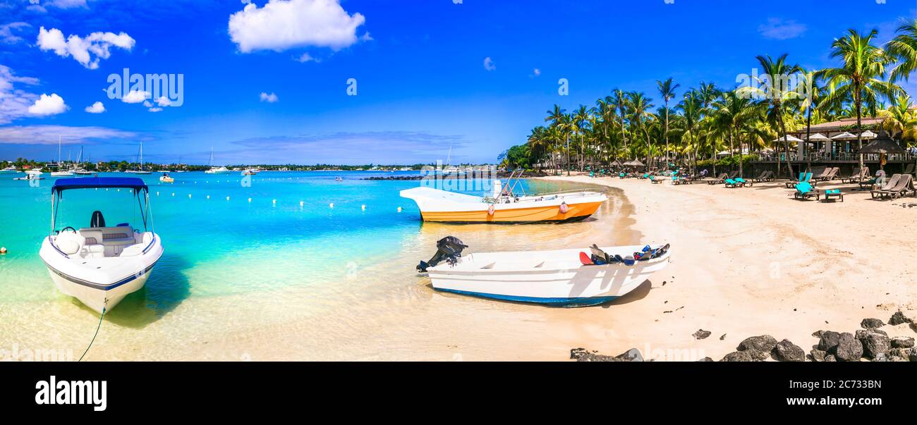 Vacanze tropicali - popolare resort e spiaggia di Grand Bay nell'isola di Mauritius Foto Stock