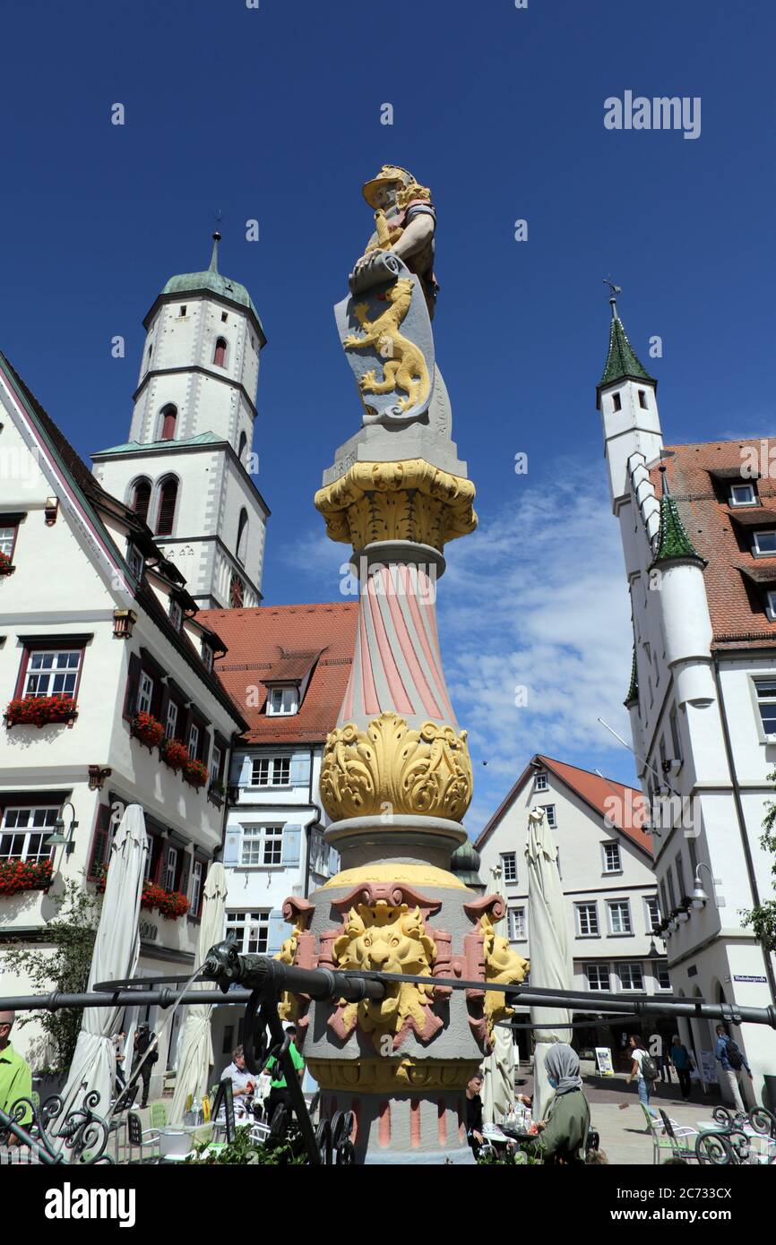 Kaltbrunnen mit Reitterfigurur, dahinter das historiische Rathaus in der Altstadt, Biberach, Baden-Württemberg, Deutschland Foto Stock
