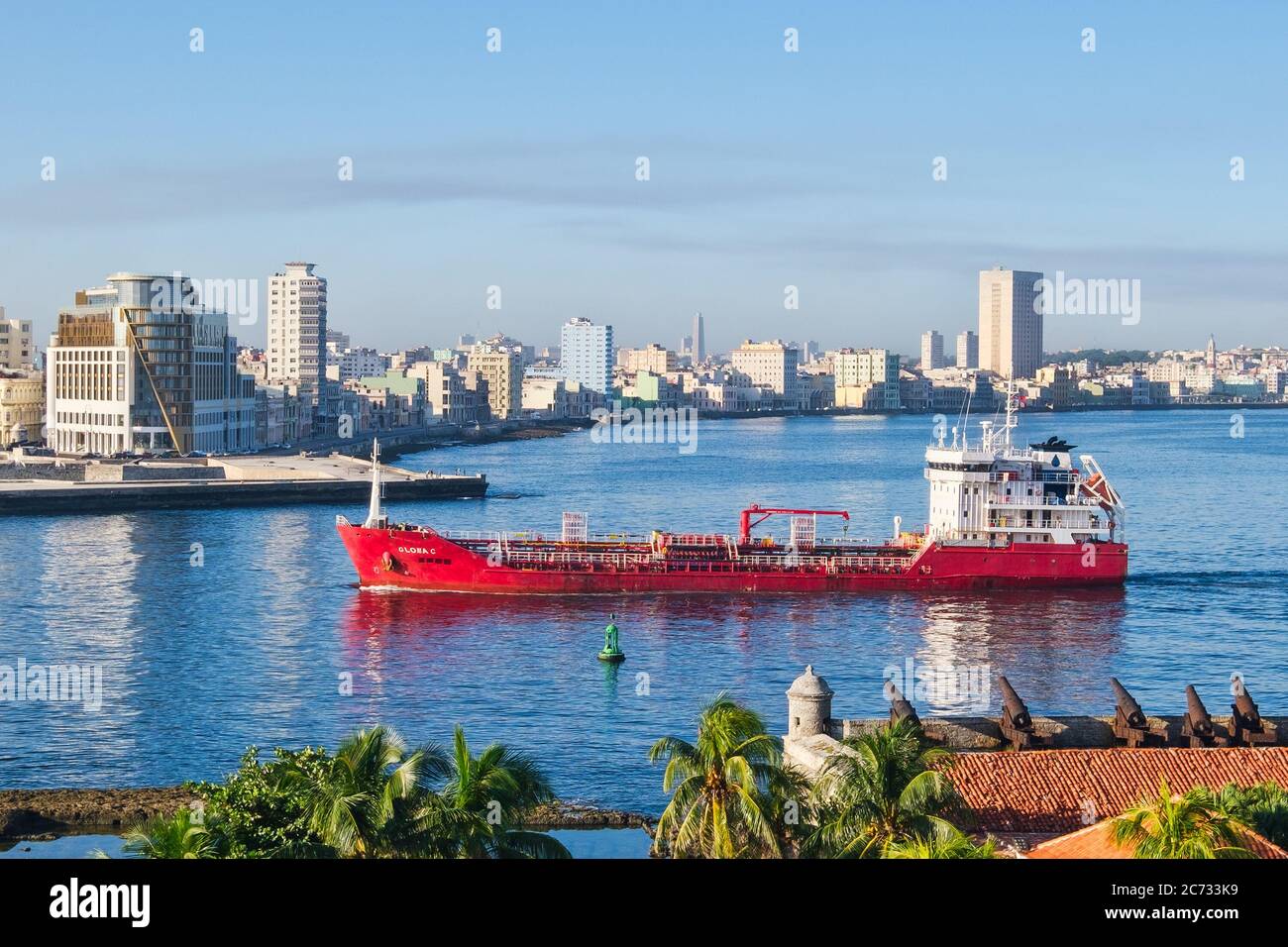 Una nave petroliera a petrolio entra nella baia di l'Avana , la capitale di Cuba Foto Stock