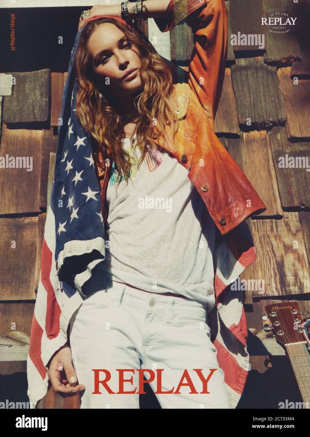 Poster pubblicitari Replay denim abbigliamento casual jeans marchio con Erin Wasson in rivista dal 2011 pubblicita pubblicita creativa Replay 2010s pubblicita Foto stock Alamy