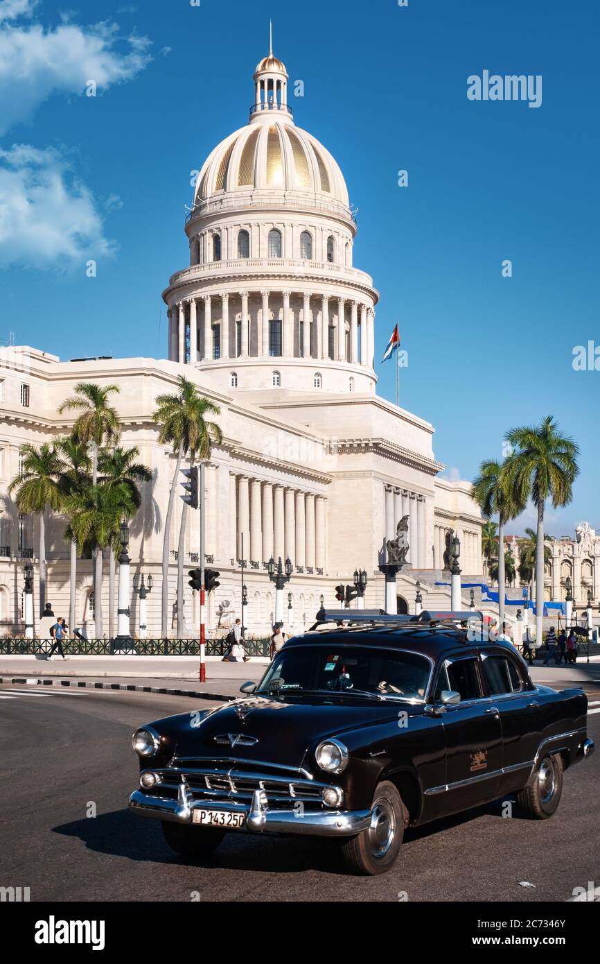 Scena di strada con vecchie auto classiche e il famoso Campidoglio dell'Avana Foto Stock