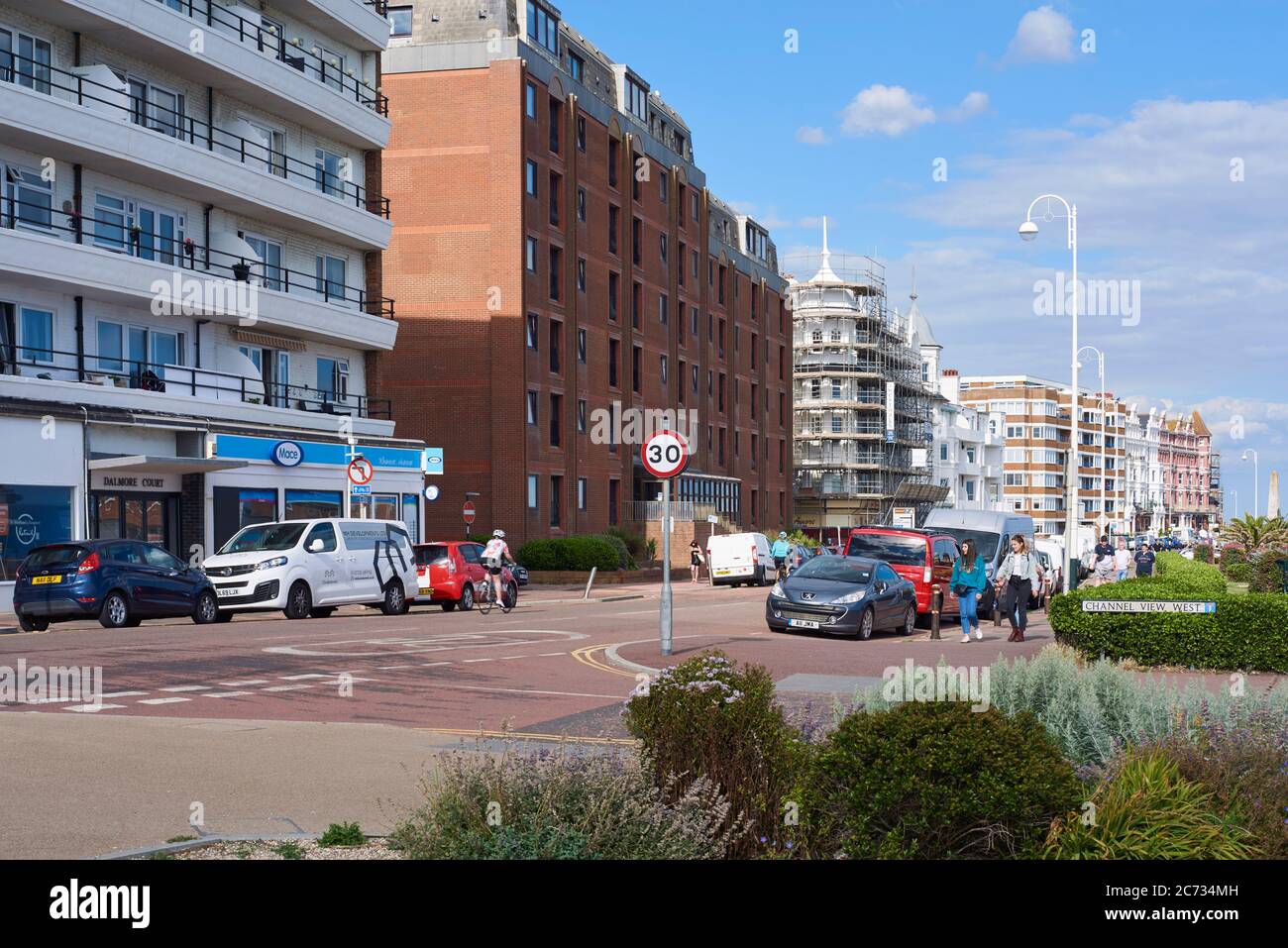 Edifici sul lungomare lungo la parte anteriore di Bexhill-on-Sea, sulla costa del Sussex, Inghilterra meridionale Foto Stock