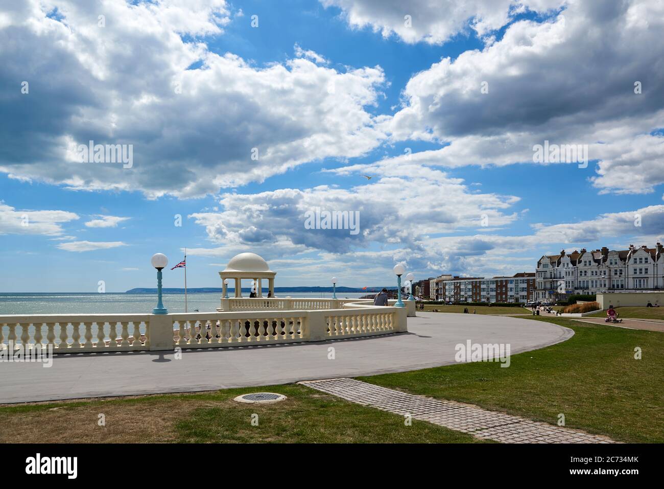 Il lungomare di Bexhill-on-Sea, East Sussex, UK, guardando a ovest verso Eastbourne e Beachy Head Foto Stock