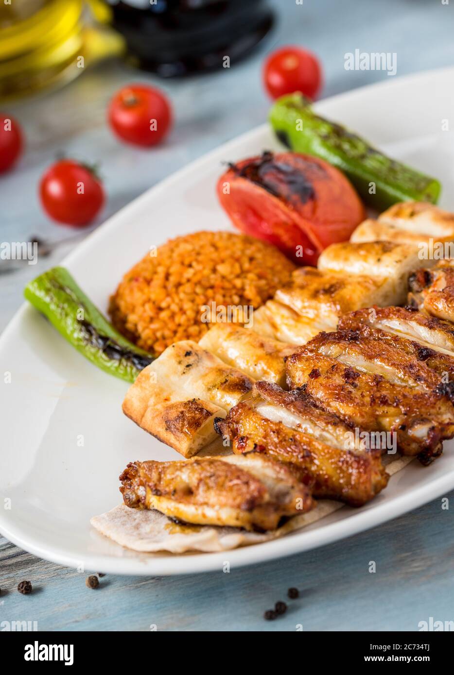 Cucina turca, ali di pollo alla griglia. Ali di pollo grigliate su sfondo di legno Foto Stock