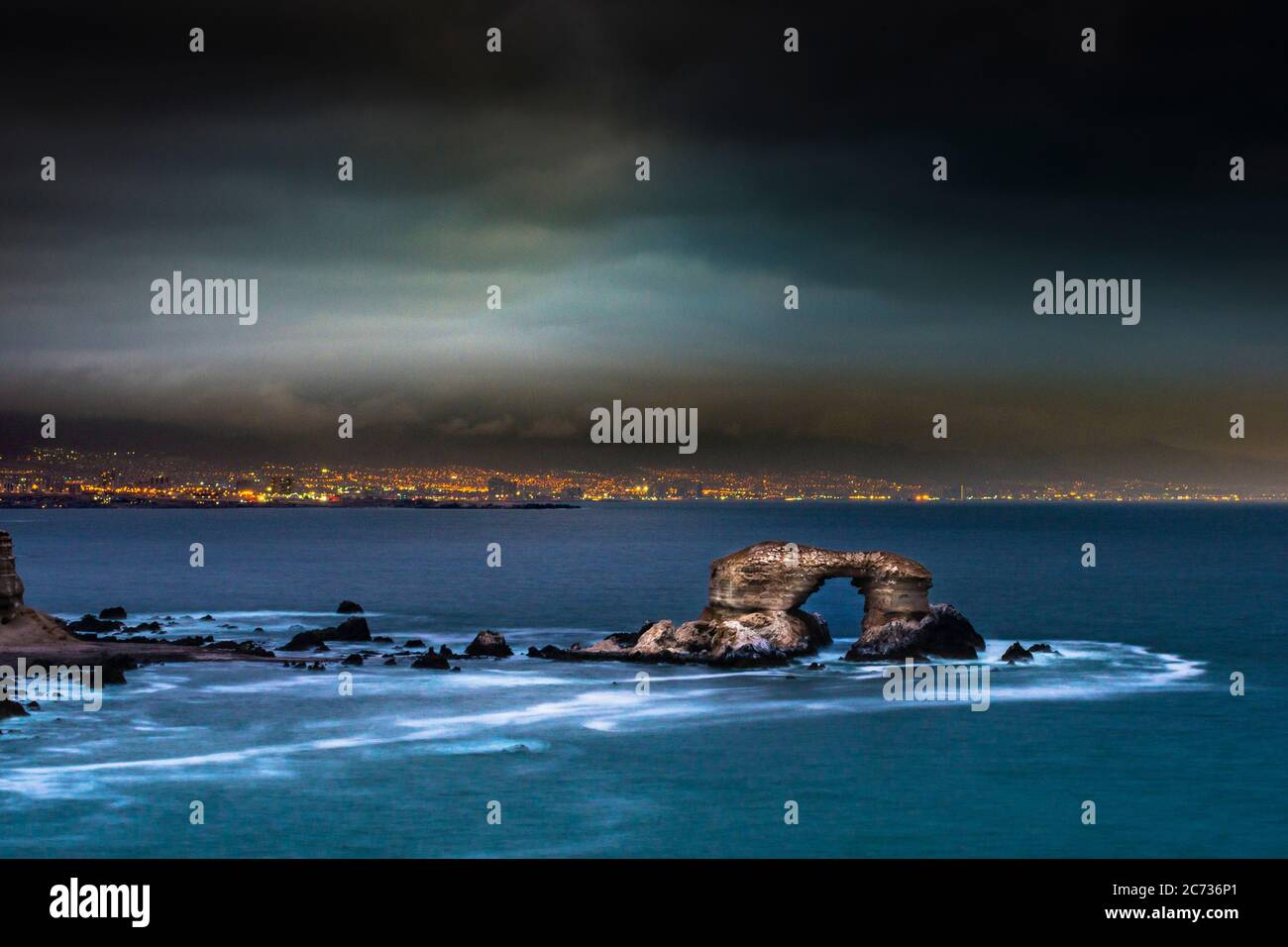 Monumento naturale 'la Portada' sulla costa di Antofagasta, Cile settentrionale Foto Stock