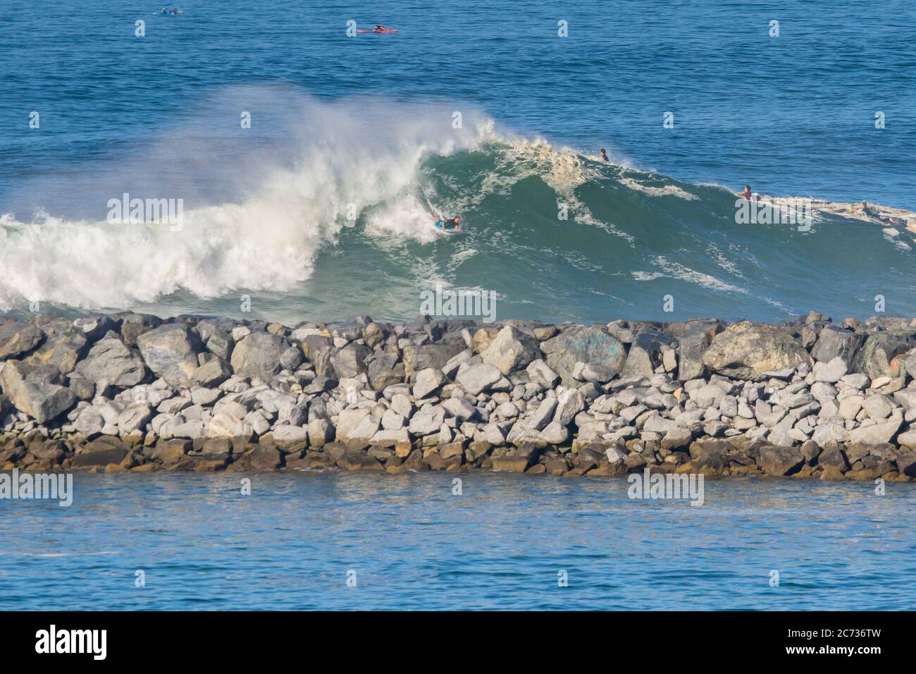 Il bodyboarder fa una grande ondata al molo di Newport Beach California di Wedge il 4 luglio 2020 durante il blocco del coronavirus . STATI UNITI Foto Stock