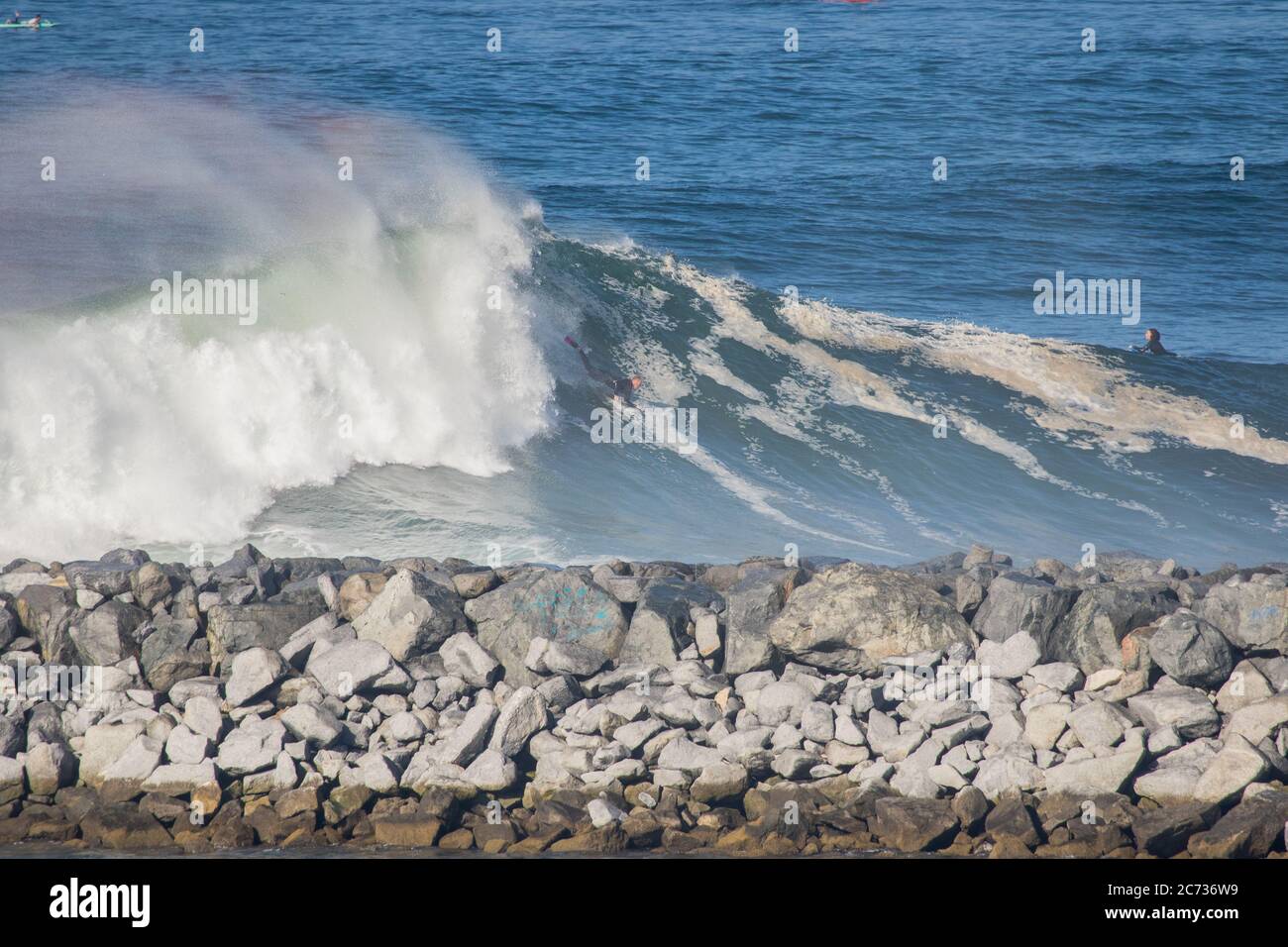 Il bodyboarder fa una grande ondata al molo di Newport Beach California di Wedge il 4 luglio 2020 durante il blocco del coronavirus . STATI UNITI Foto Stock