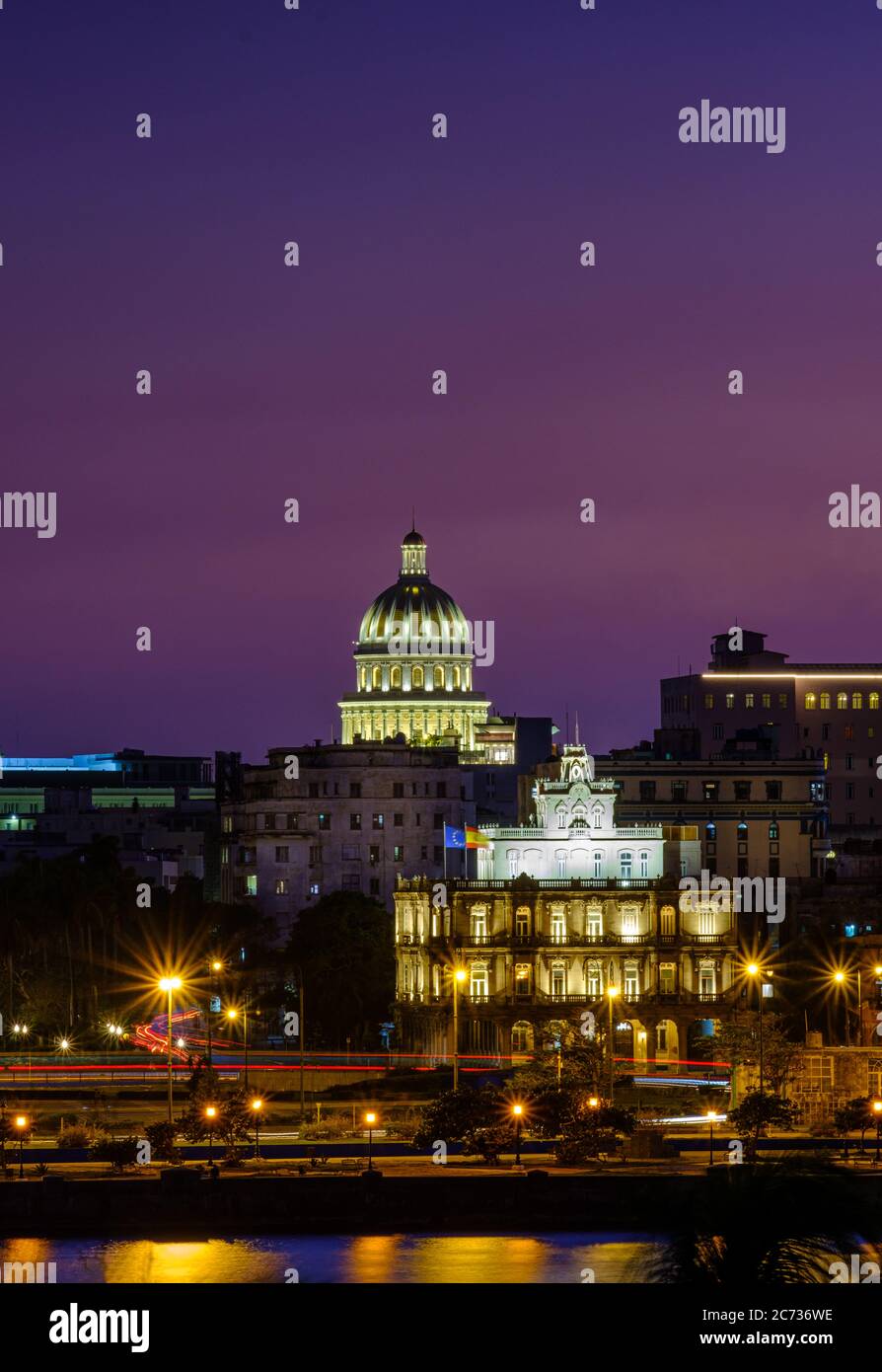 L'AVANA, CUBA - CIRCA GENNAIO 2020: Skyline di notte a la Havana. Foto Stock