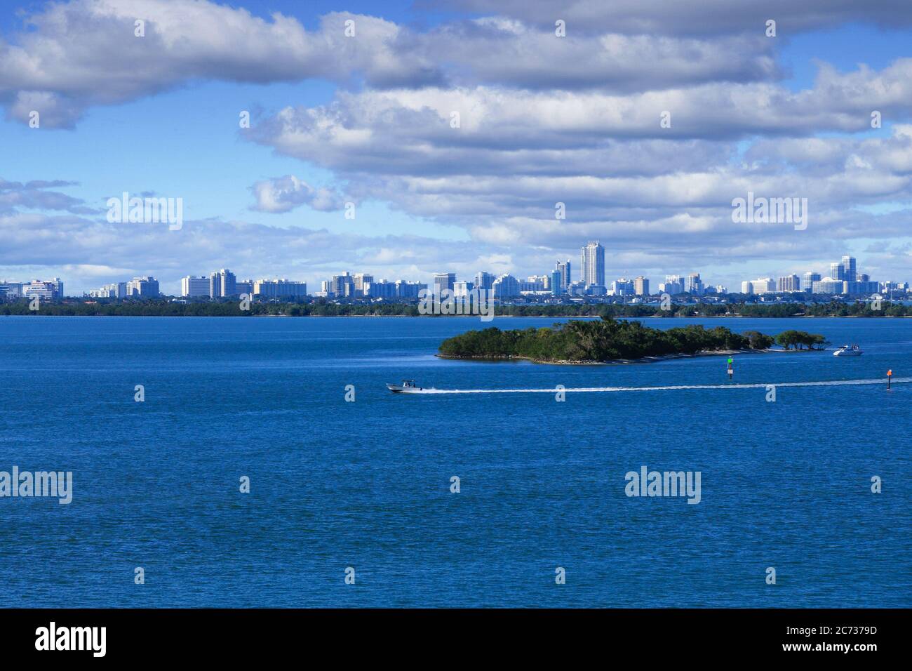 Piccola barca che attraversa Biscayne Bay Foto Stock