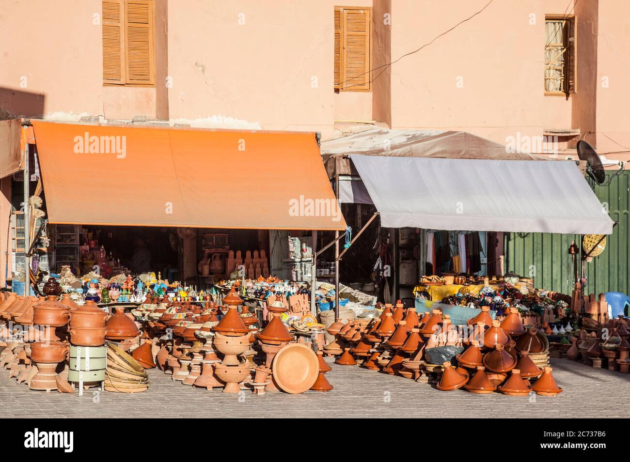 Negozio di ceramiche nel centro di Ourzazate, Marocco centro-meridionale, che vende articoli di terracotta come tagine, brocche, pentole e casserole. Foto Stock