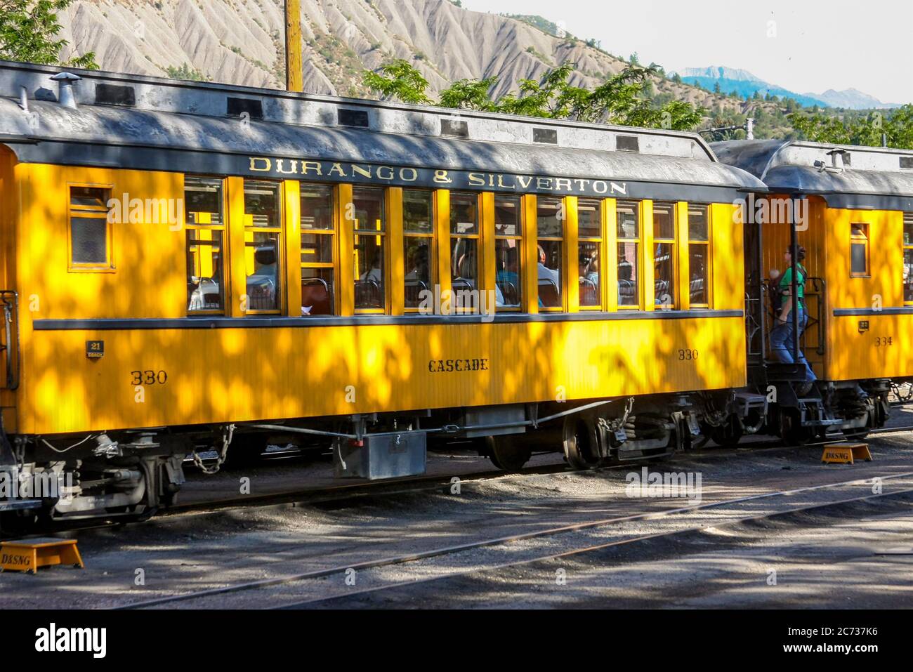 Durango, CO / USA – 13 agosto 2012: Una carrozza ferroviaria gialla per la ferrovia a scartamento ridotto Durango e Silverton a Durango, Colorado. Foto Stock