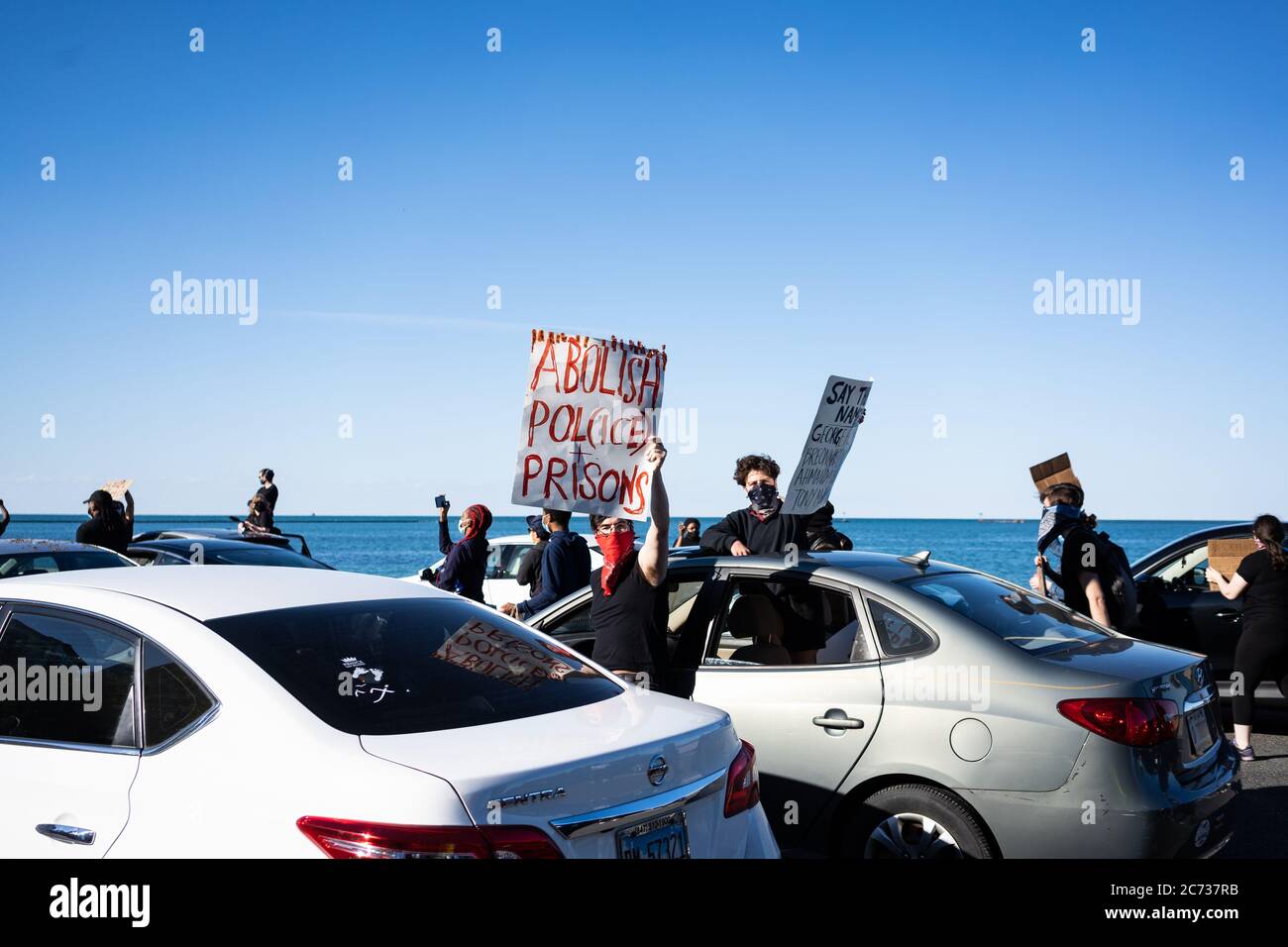 I manifestanti che portano i cartelli si dirigono a nord su Lake Shore Drive, ma interrompono il traffico il 30 maggio 2020. Una manifestazione sulla questione Black Lives ha attirato migliaia di persone a Chicago sabato come parte di una giornata di protesta a livello nazionale per i recenti assassinii di George Floyd a Minneapolis, Ahmaud Arbery ad Atlanta e Breonna Taylor a Louisville. (Foto di Max Herman) Foto Stock