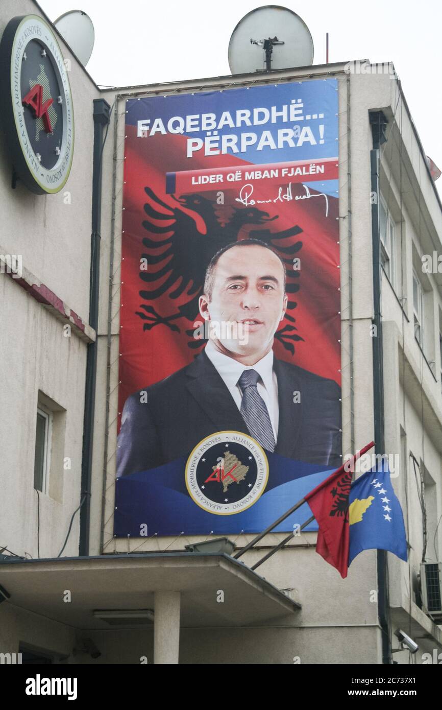PRISHTINA, KOSOVO - 27 DICEMBRE 2012: Ritratto di Ramush Haradinaj prima di una campagna elettorale per l'AAK, l'Alleanza per il futuro del Kosovo. H Foto Stock