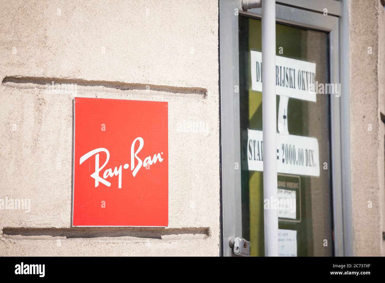 BELGRADO, SERBIA - 27 APRILE 2020: Il logo ray Ban sul loro rivenditore principale a Belgrado. Ray Ban è un marchio italiano di occhiali da sole e occhiali da vista sparsi WO Foto Stock