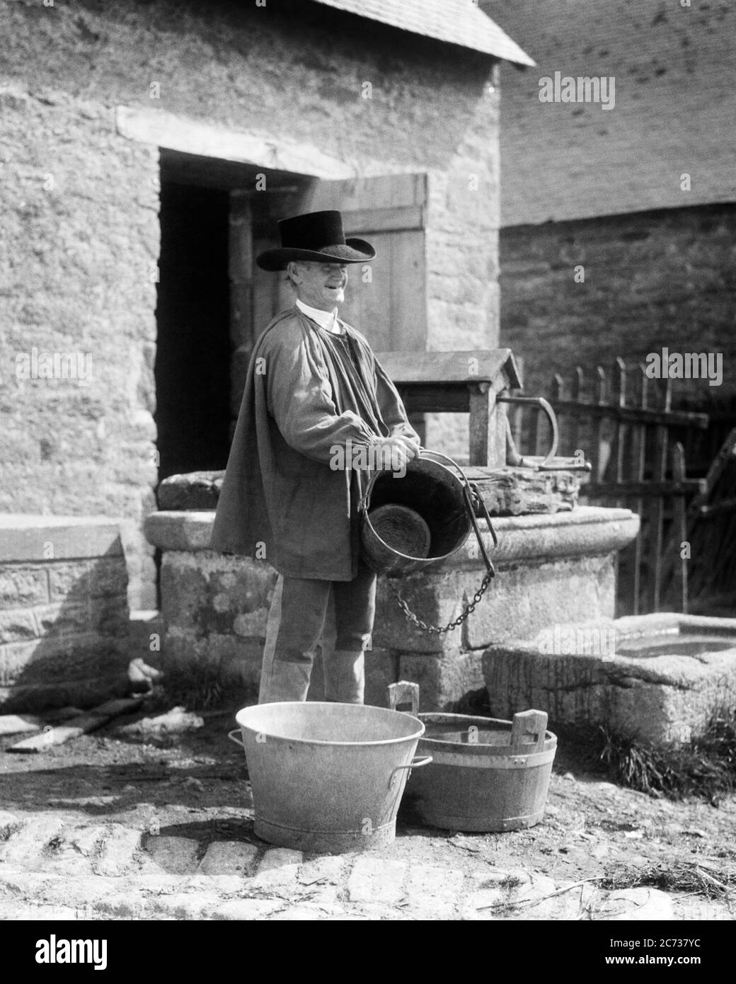 1920 ANNI 1930 UOMO MATURO CHE TIENE LE UNGHIE BENE INDOSSANDO COSTUME TRADIZIONALE DI UN UOMO DI PAESE O AGRICOLTORE DI BRETON BRETAGNA FRANCIA - C3967 HAR001 HAR001 STORIA ANZIANO RURALE HOME VITA COPIA SPAZIO PERSONE DI MEZZA LUNGHEZZA CARATTERE TRADIZIONALE AGRICOLTURA MASCHI EUROPA MEDIO-ETÀ AGRICOLTURA B&W UOMO DI MEZZA ETÀ FELICITÀ VECCHIO ETÀ OLDSTERS ALLEGRO OLDSTER PAILS ORGOGLIO LOCALI OCCUPAZIONI SORRIDE ANZIANI GIOIOSO SMOCK ELEGANTE O BRETAGNA SECCHI NERO E BIANCO CAUCASICO ETNIA HAR001 VECCHIO STILE REGIONALE Foto Stock