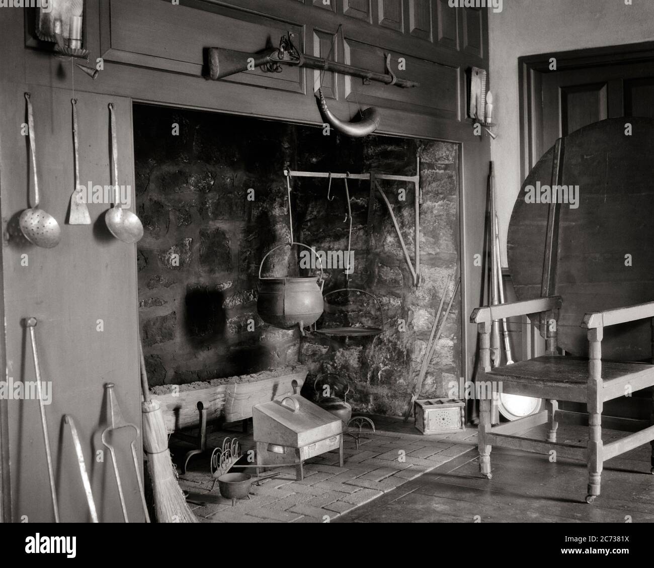 1930 1700 18 ° SECOLO AMERICANO COLONIALE CAMINO TILT TOP SEDIA-TAVOLO CAST FERRO PENTOLA E GRU FLINTLOCK MUSKET POLVERE TROMBA - F2140 HAR001 HARS DECORAZIONE STRUTTURA E INTERNI INNOVAZIONE ANTIQUARIATO FLINTLOCK POLVERE CUORE TILT INTERNI DESIGN MUSKET PRIMO AMERICANO CREATIVITÀ ARMI DA FUOCO HOME DECOR 1700 NERO E BIANCO GHISA ARREDI IN FERRO HAR001 VECCHIO STILE Foto Stock