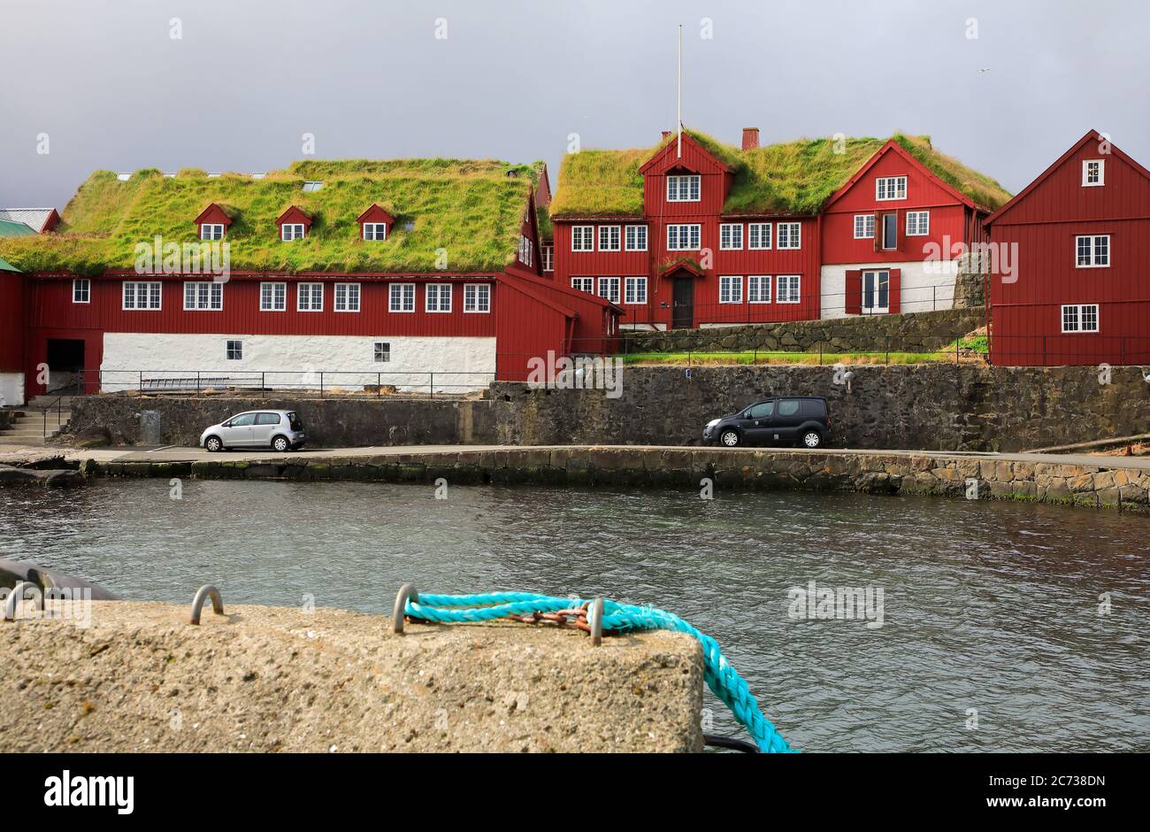 Vecchia casa di legno rosso con tetto di erba nel centro storico di Torshavn (Tinganes).Torshavn.Streymoy.Faroe Islands.Territory della Danimarca Foto Stock