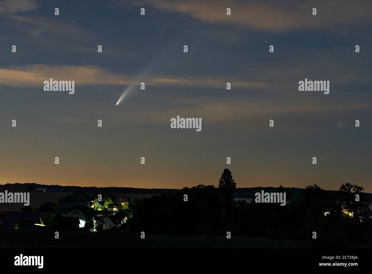 Babstadt, Germania - 12 luglio 2020: Cometa C/2020 F3 (Neoswise) che si muove verso il basso sull'orizzonte, circa 1 ora dopo il tramonto Foto Stock