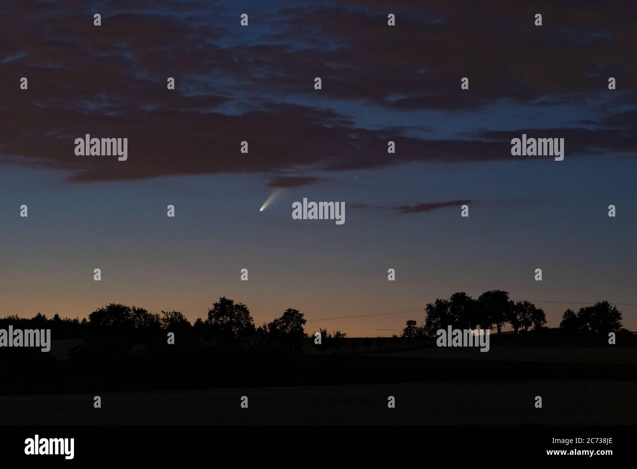 Adersbach, Germania - 11 luglio 2020: Cometa C/2020 F3 (Neoswise) che si muove verso il basso oltre l'orizzonte, circa 1 ora dopo il tramonto Foto Stock