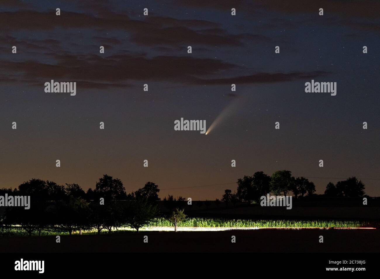 Adersbach, Germania - 11 luglio 2020: Cometa C/2020 F3 (Neoswise) che si muove verso il basso oltre l'orizzonte, circa 1 ora dopo il tramonto Foto Stock