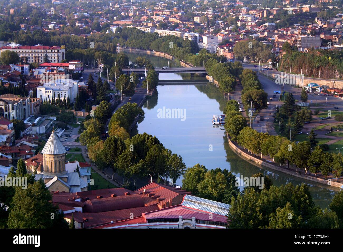 Fiume Kura e città di Tibilisi in Georgia. Foto Stock