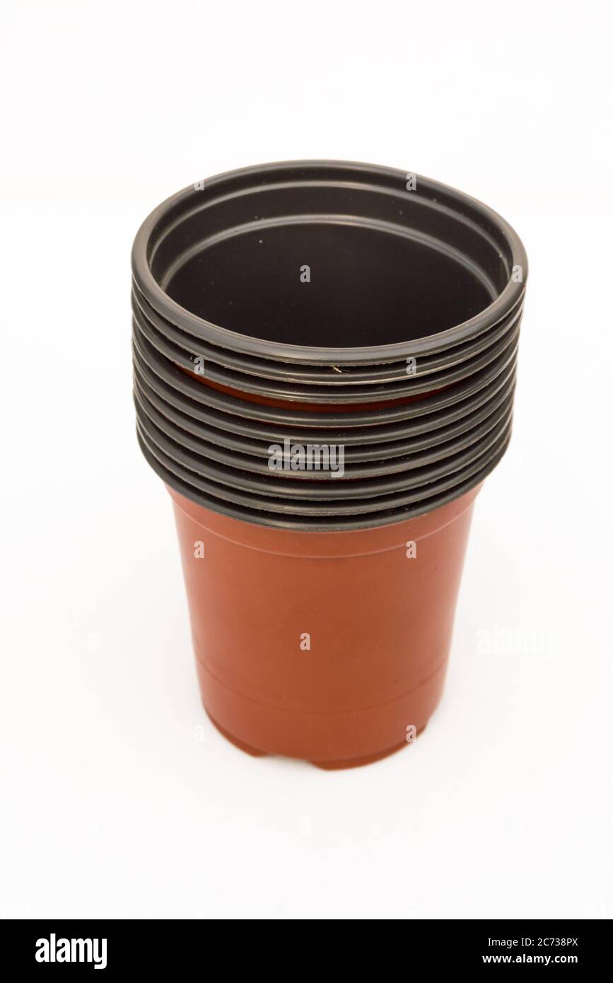Una fotografia di studio di Red Plastic Plant Pots Foto Stock