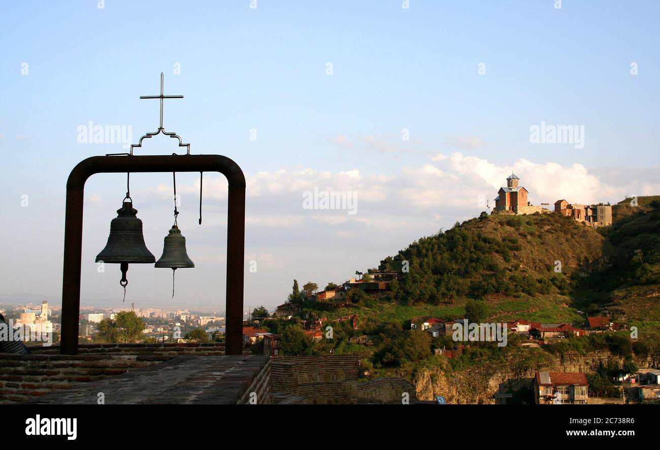 Campane della chiesa cristiana dalla fortezza di Narikala a Tibilisi, Georgia. Foto Stock