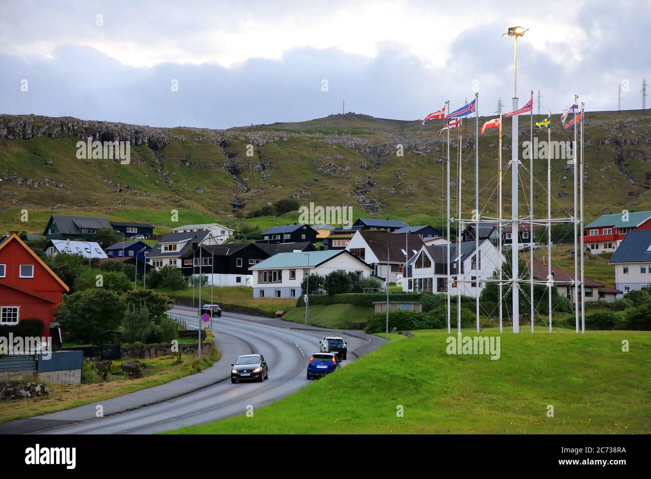 Pali di bandiera con bandiere dei paesi nordici sul terreno della Nordic House.Torshavn.Streymoy.Faroe Island.Territory della Danimarca Foto Stock