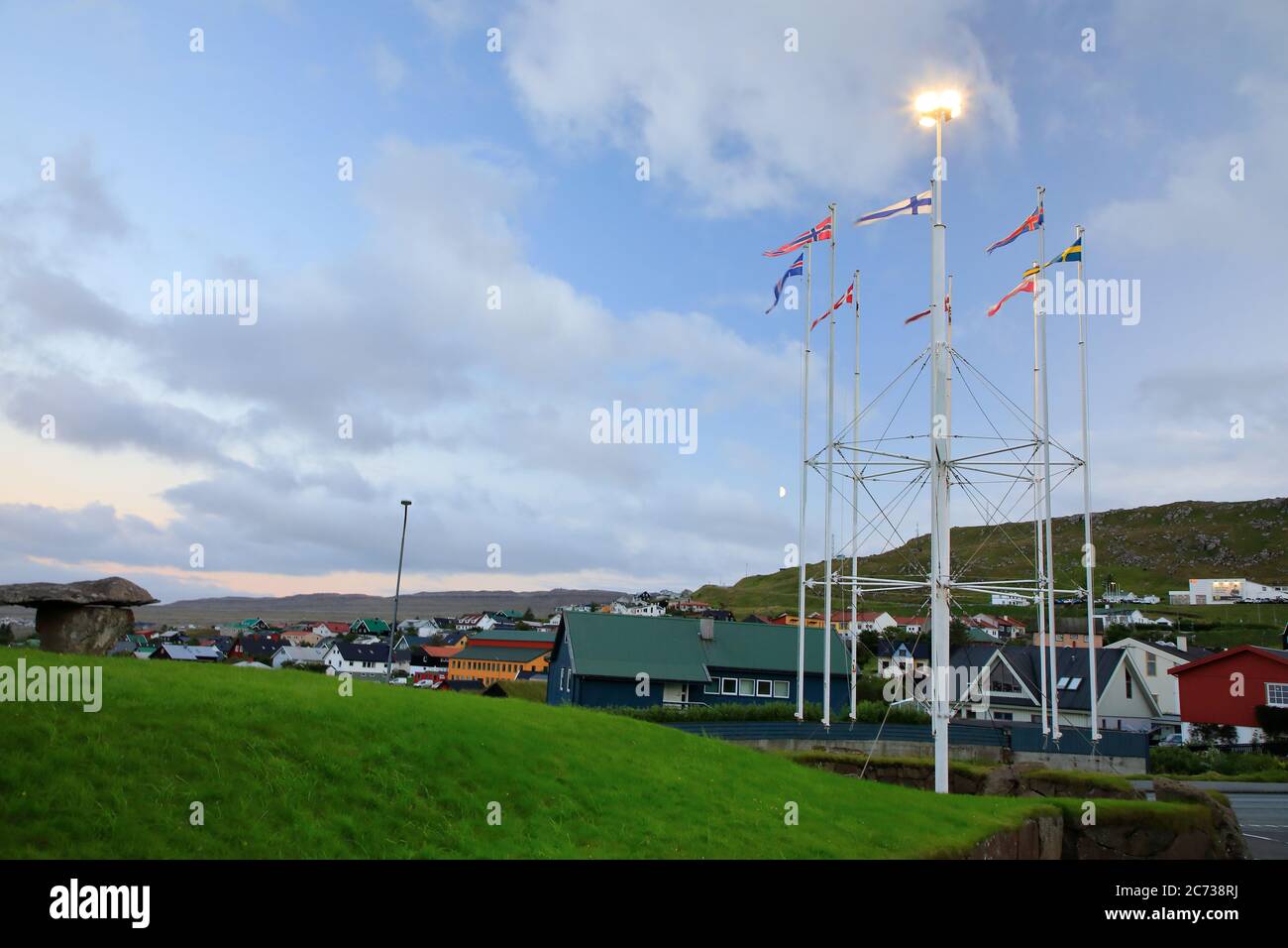 Pali di bandiera con bandiere dei paesi nordici sul terreno della Nordic House.Torshavn.Streymoy.Faroe Island.Territory della Danimarca Foto Stock
