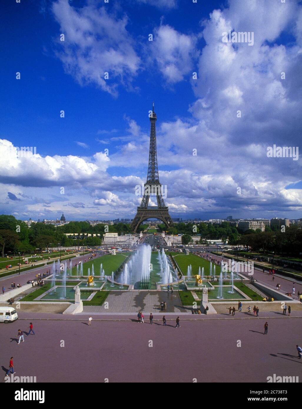 Le Fontaines de Chaillot e la Torre Eiffel visti da Place du Trocadéro. Foto Stock